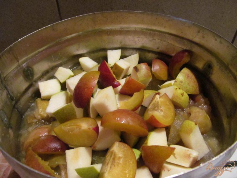 Фото приготовление рецепта: Конфитюр из яблок с добавлением груши и слив шаг №4