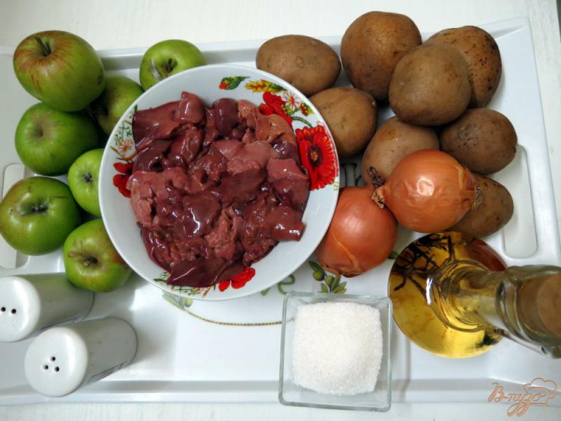 Фото приготовление рецепта: Печень с картофелем и яблочным соусом шаг №1