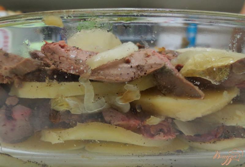 Фото приготовление рецепта: Печень с картофелем и яблочным соусом шаг №10