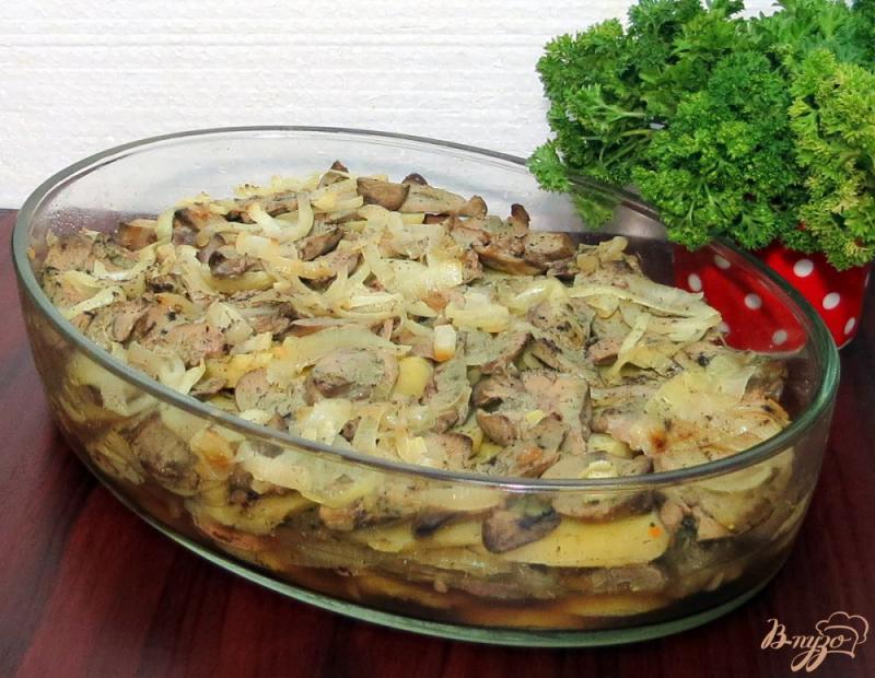 Фото приготовление рецепта: Печень с картофелем и яблочным соусом шаг №12