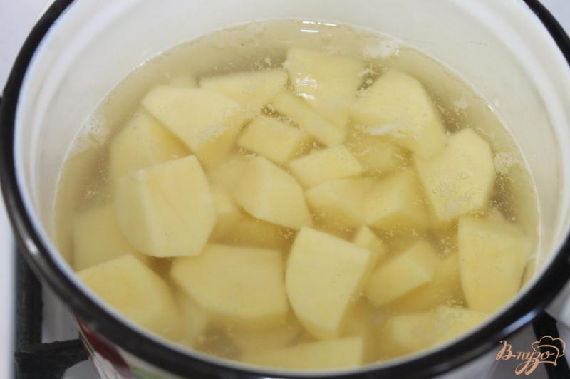 Фото приготовление рецепта: Картофельные ньокки с салом и луком шаг №1