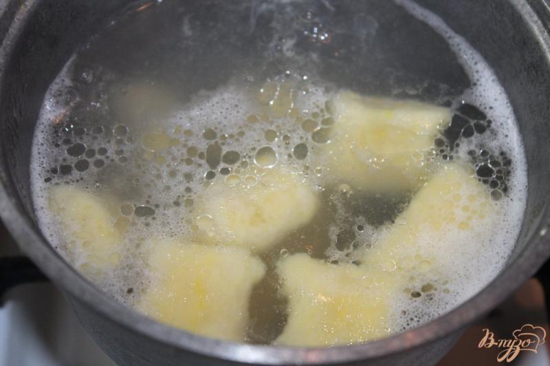 Фото приготовление рецепта: Картофельные ньокки с салом и луком шаг №6