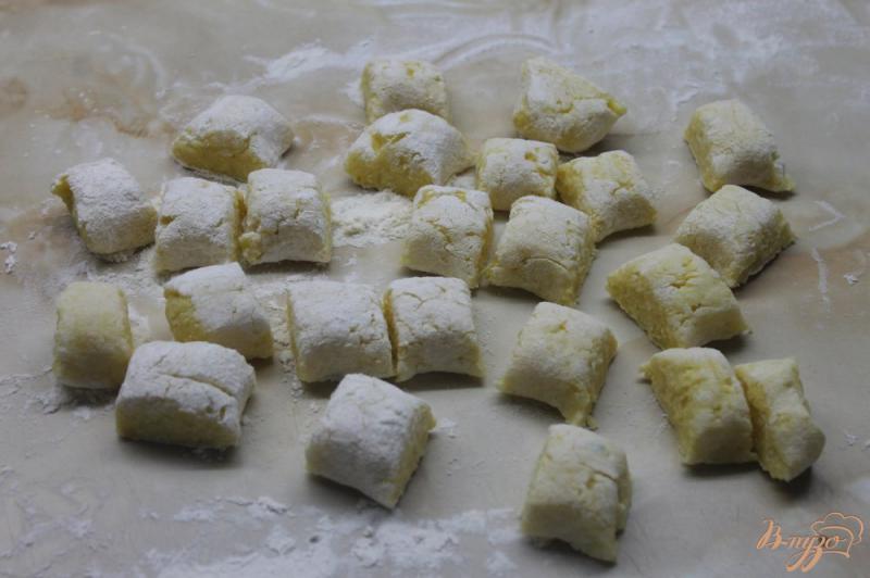 Фото приготовление рецепта: Картофельные ньокки с салом и луком шаг №5
