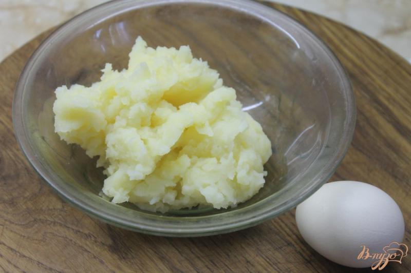 Фото приготовление рецепта: Картофельные ньокки с салом и луком шаг №2
