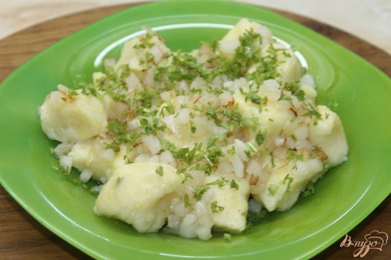 Фото приготовление рецепта: Картофельные ньокки с салом и луком шаг №9