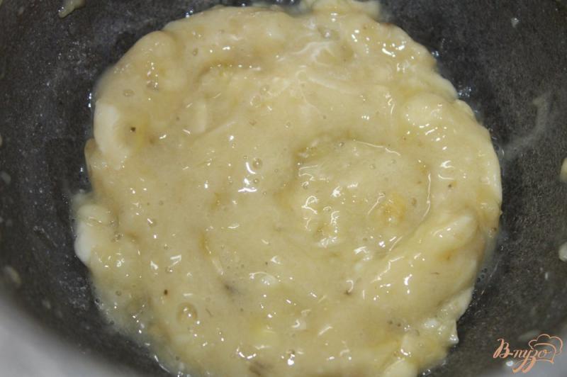 Фото приготовление рецепта: Творожно - банановые пончики со сгущенкой внутри шаг №2