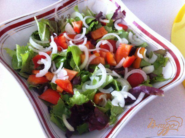 Фото приготовление рецепта: Овощной салат с тунцом и перепелиными яйцами шаг №3