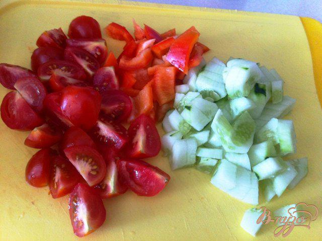 Фото приготовление рецепта: Овощной салат с тунцом и перепелиными яйцами шаг №2
