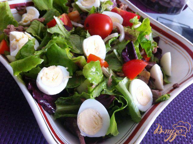 Фото приготовление рецепта: Овощной салат с тунцом и перепелиными яйцами шаг №7