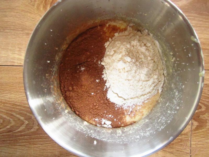 Фото приготовление рецепта: Шоколадный пирог с грушей шаг №3