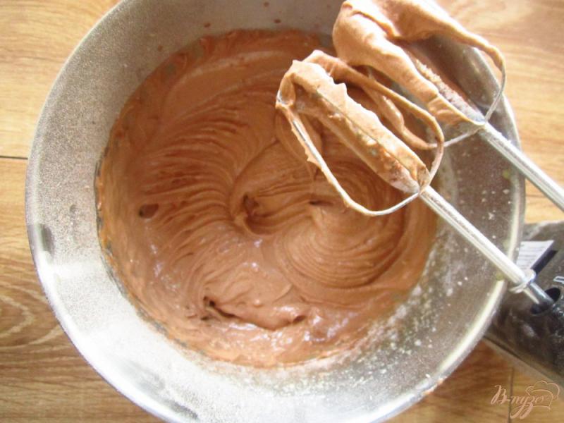 Фото приготовление рецепта: Шоколадный пирог с грушей шаг №4