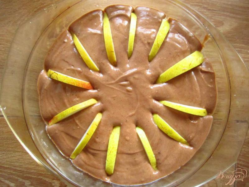 Фото приготовление рецепта: Шоколадный пирог с грушей шаг №6