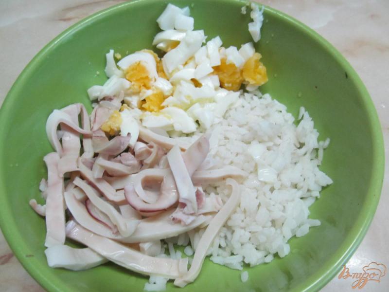 Фото приготовление рецепта: Салат из кальмара и риса шаг №3