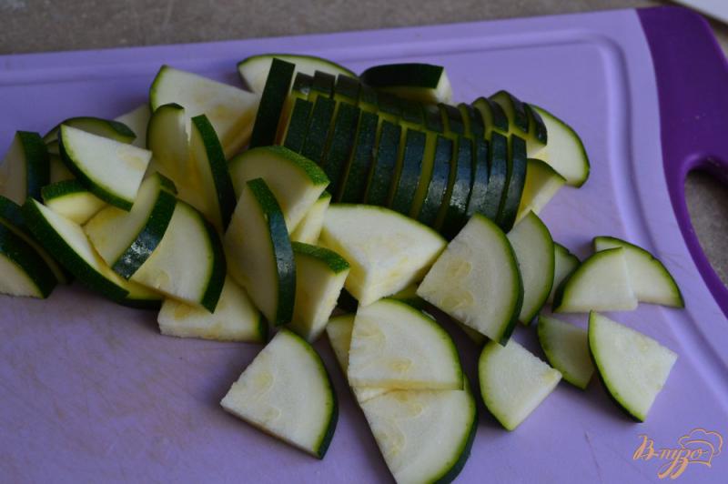 Фото приготовление рецепта: Салат из кабачка с тунцом шаг №1