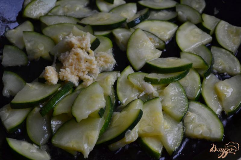 Фото приготовление рецепта: Салат из кабачка с тунцом шаг №2