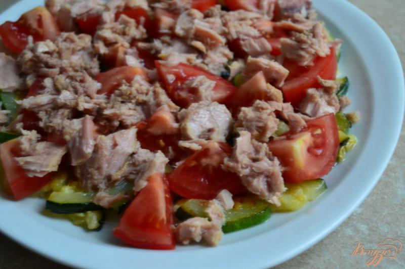 Фото приготовление рецепта: Салат из кабачка с тунцом шаг №4