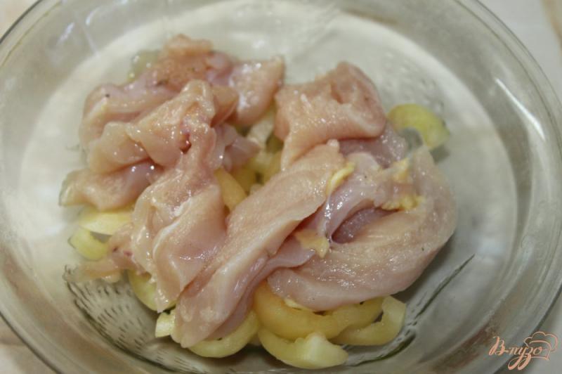 Фото приготовление рецепта: Жульен с курицей и перцем под сыром шаг №3