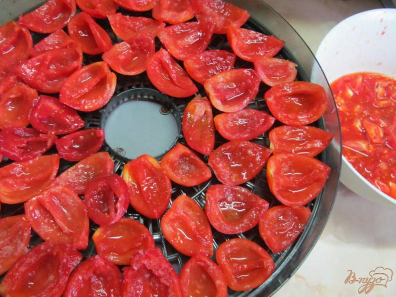Фото приготовление рецепта: Вяленые помидоры в сушилке шаг №2