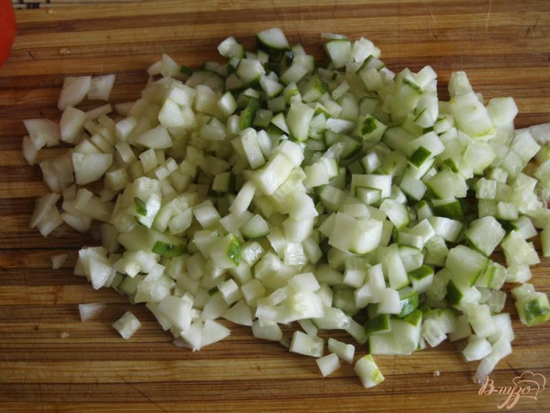 Фото приготовление рецепта: Порционный салат из тунца с овощами шаг №3