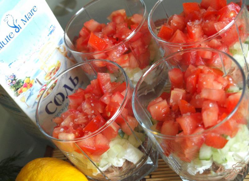 Фото приготовление рецепта: Порционный салат из тунца с овощами шаг №7