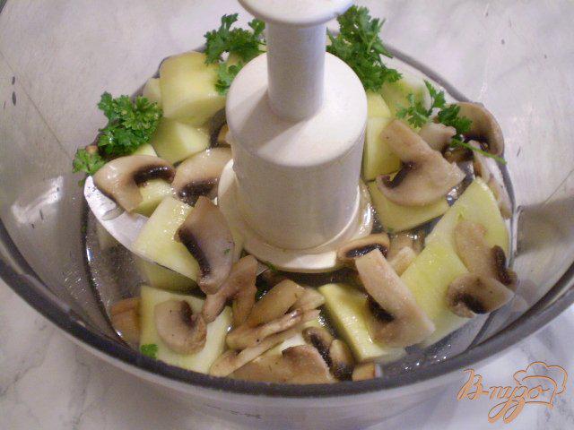 Фото приготовление рецепта: Суп сырой из кабачка и грибов шаг №3