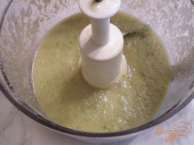 Фото приготовление рецепта: Суп сырой из кабачка и грибов шаг №4