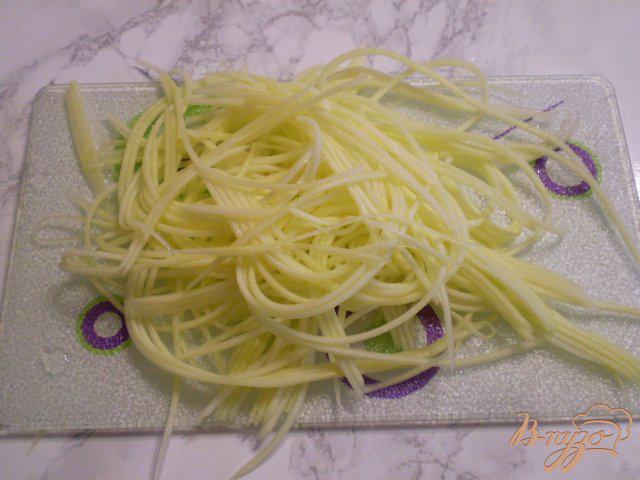 Фото приготовление рецепта: Спагетти из кабачка для сыроедческой кухни шаг №3