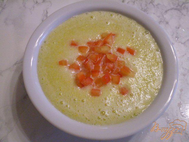 Фото приготовление рецепта: Сырой суп из кабачка с болгарский перцем и чесноком шаг №5