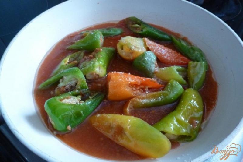 Фото приготовление рецепта: Острый перец в томатном соке на зиму шаг №2