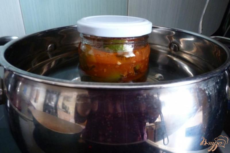 Фото приготовление рецепта: Острый перец в томатном соке на зиму шаг №3
