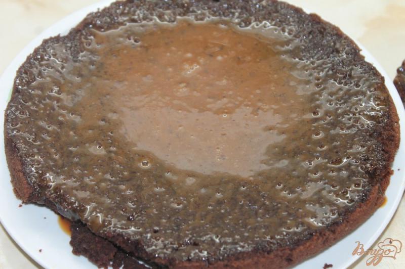 Фото приготовление рецепта: Шоколадный торт с вареной сгущенкой и шоколадной глазурью шаг №9