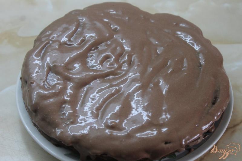 Фото приготовление рецепта: Шоколадный торт с вареной сгущенкой и шоколадной глазурью шаг №11