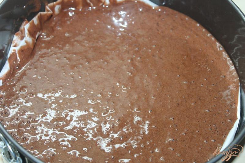 Фото приготовление рецепта: Шоколадный торт с вишнями и сливочным кремом шаг №4
