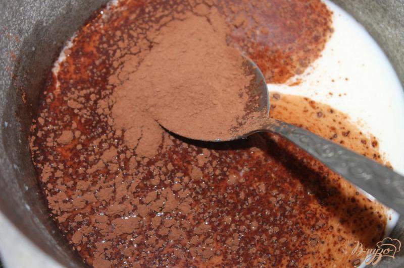 Фото приготовление рецепта: Шоколадный торт с вишнями и сливочным кремом шаг №8