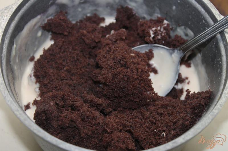 Фото приготовление рецепта: Шоколадный торт с вишнями и сливочным кремом шаг №11