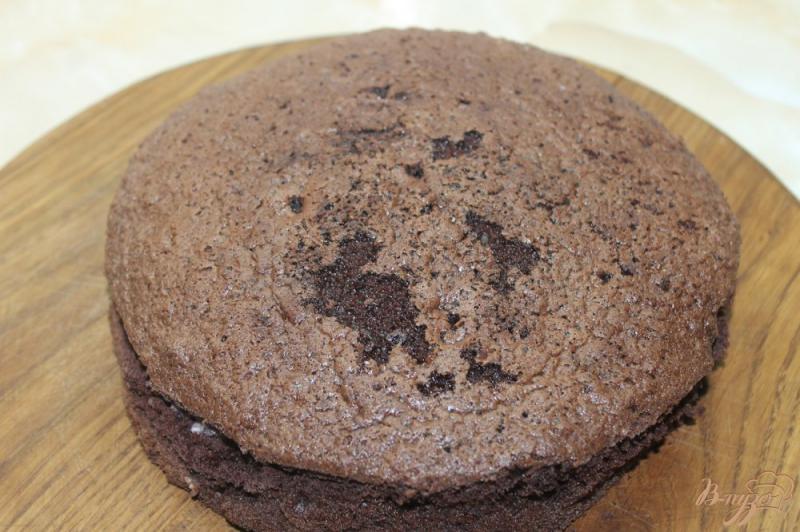 Фото приготовление рецепта: Шоколадный торт с вишнями и сливочным кремом шаг №13