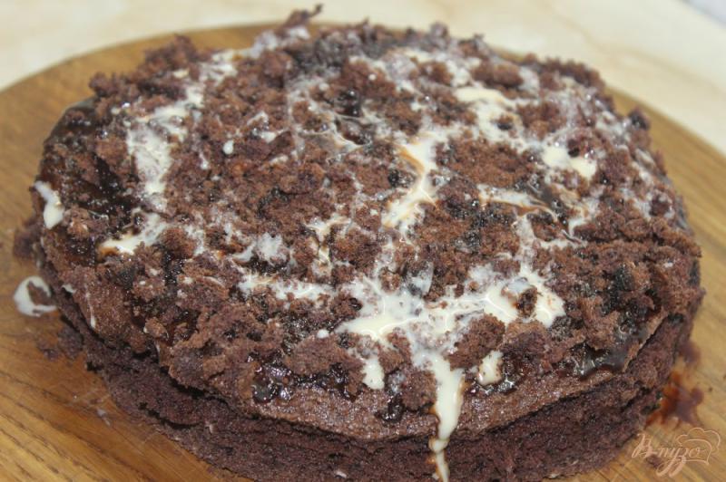 Фото приготовление рецепта: Шоколадный торт с вишнями и сливочным кремом шаг №14