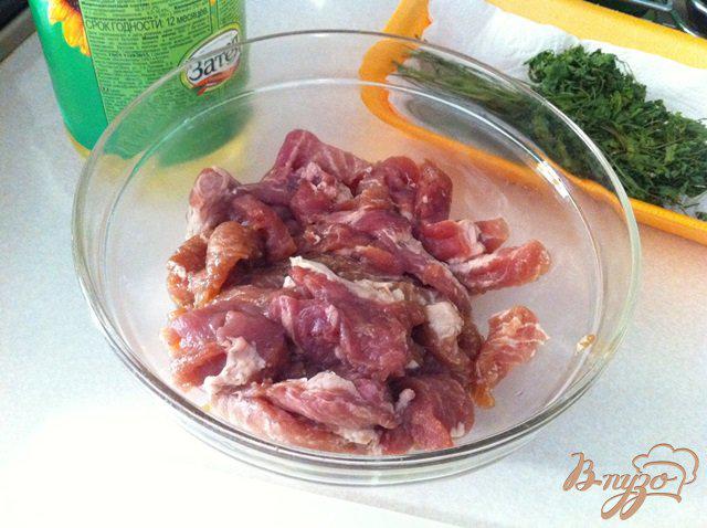 Фото приготовление рецепта: Свинина а-ля бефстроганов в томатном соусе шаг №1