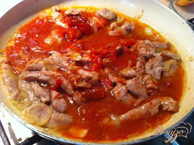 Фото приготовление рецепта: Свинина а-ля бефстроганов в томатном соусе шаг №5