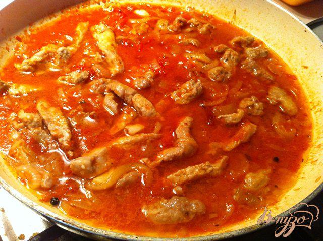 Фото приготовление рецепта: Свинина а-ля бефстроганов в томатном соусе шаг №6