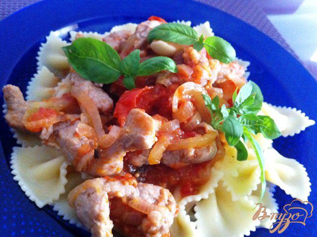 Фото приготовление рецепта: Свинина а-ля бефстроганов в томатном соусе шаг №7