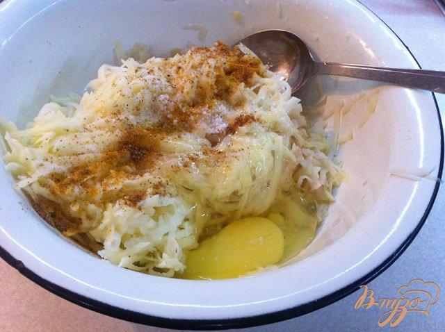 Фото приготовление рецепта: Картофельные оладьи с тартаром из лосося шаг №4