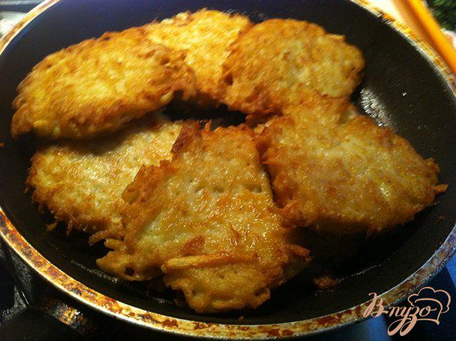 Фото приготовление рецепта: Картофельные оладьи с тартаром из лосося шаг №7