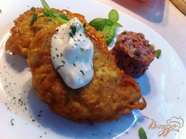 Фото приготовление рецепта: Картофельные оладьи с тартаром из лосося шаг №8