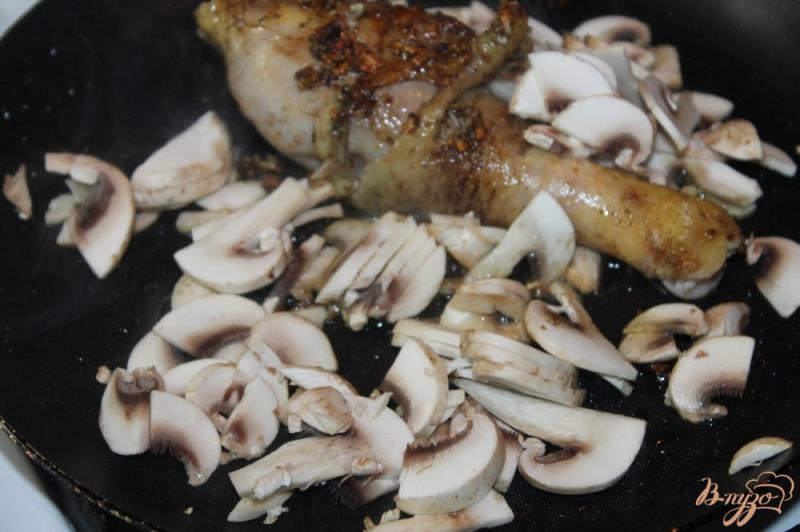 Фото приготовление рецепта: Куриная ножка запеченная с грибами под соусом бешамель шаг №5