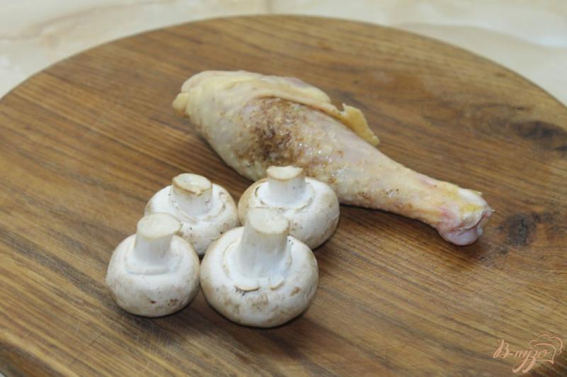 Фото приготовление рецепта: Куриная ножка запеченная с грибами под соусом бешамель шаг №1