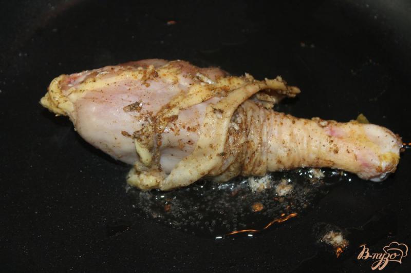 Фото приготовление рецепта: Куриная ножка запеченная с грибами под соусом бешамель шаг №3
