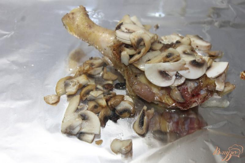 Фото приготовление рецепта: Куриная ножка запеченная с грибами под соусом бешамель шаг №6