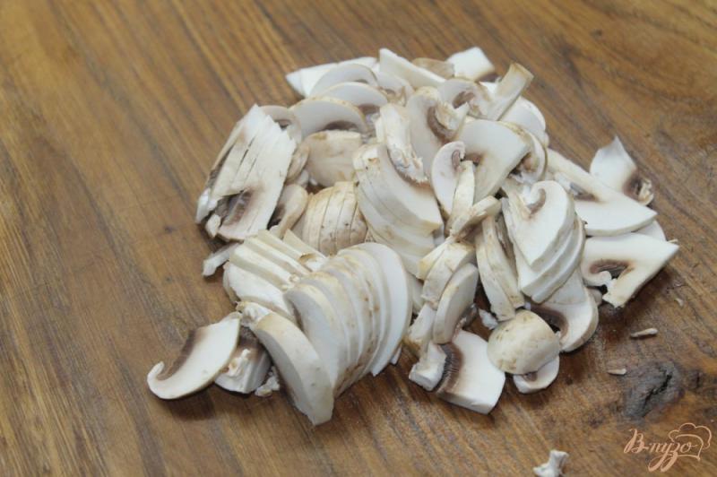 Фото приготовление рецепта: Куриная ножка запеченная с грибами под соусом бешамель шаг №4