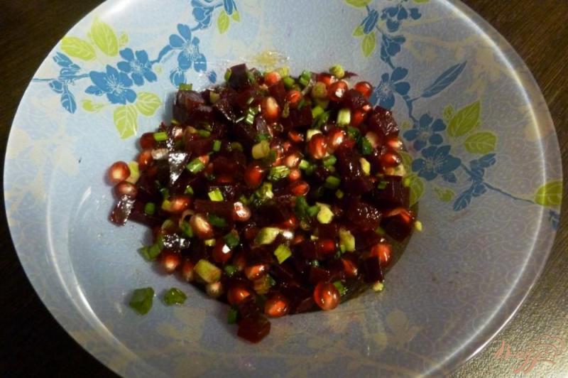 Фото приготовление рецепта: Салат из свёклы и граната шаг №5